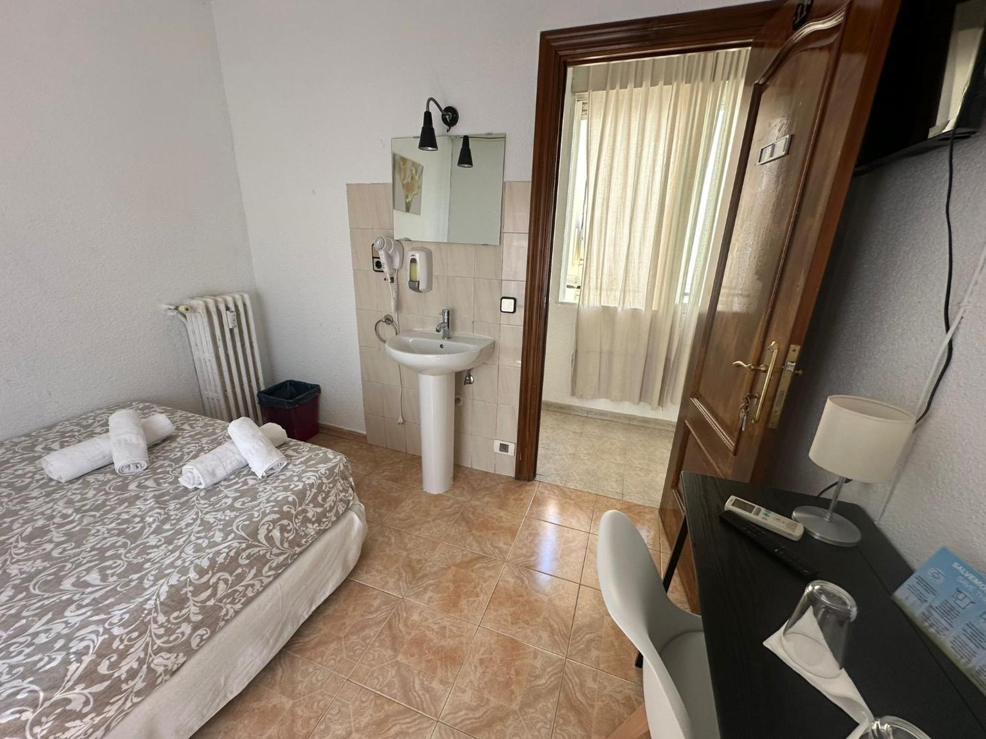 Hostal Arrate Madrid Exterior foto