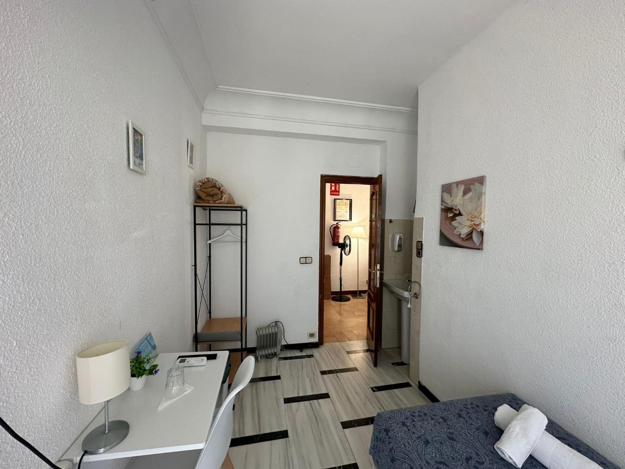 Hostal Arrate Madrid Exterior foto