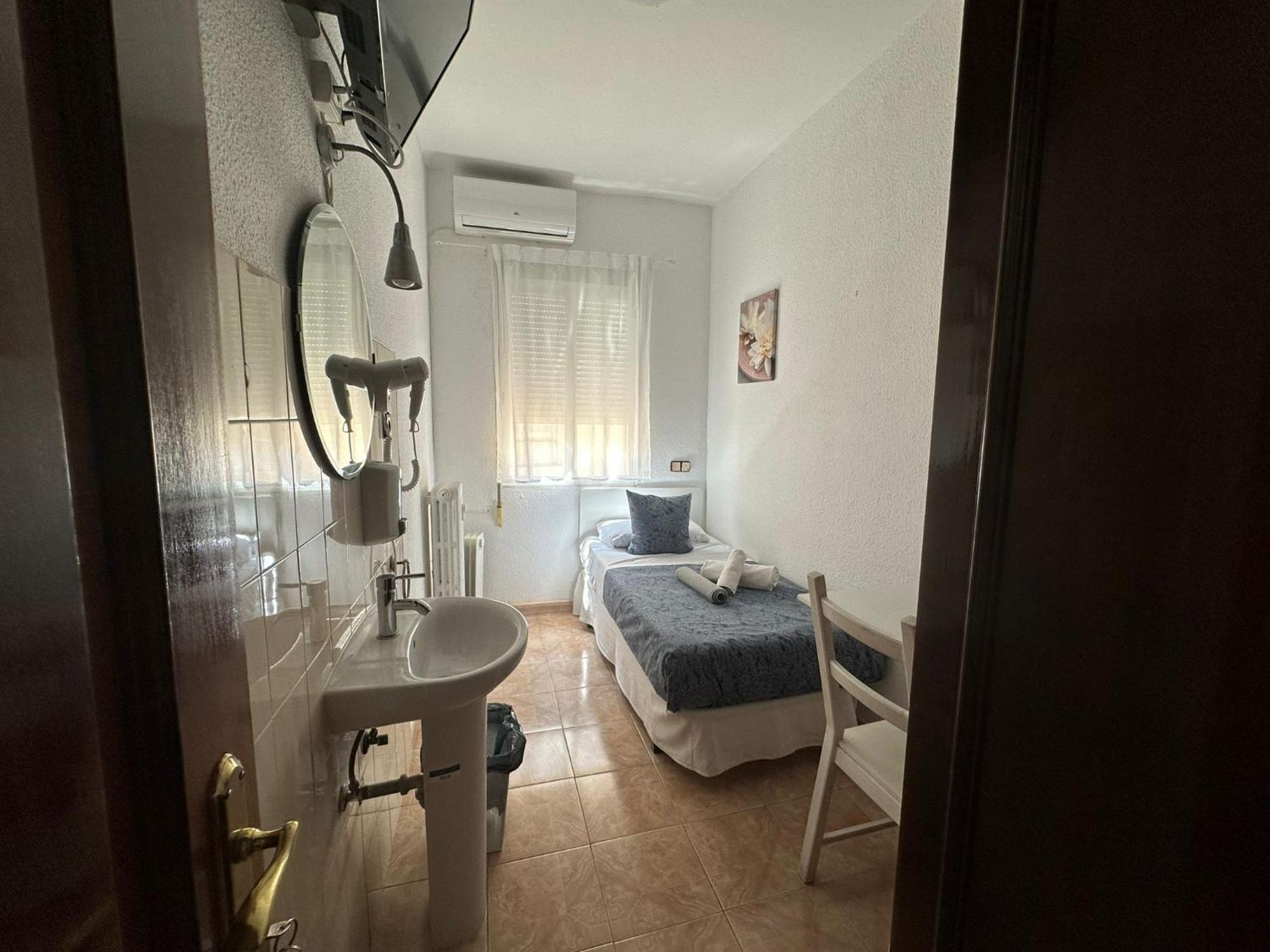 Hostal Arrate Madrid Exterior foto