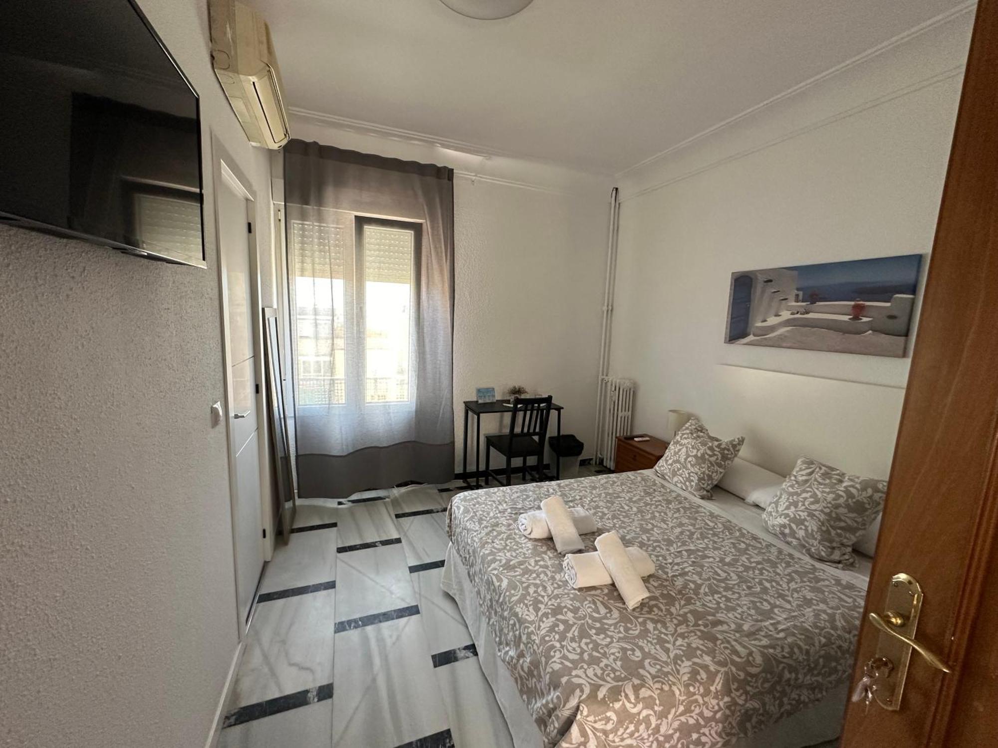 Hostal Arrate Madrid Exterior foto